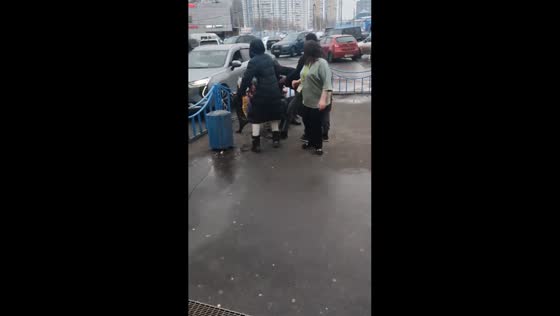 Security guards assault woman at Moscow shopping center