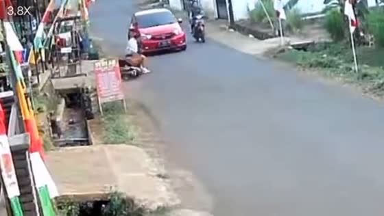 Jogger hit by motorcycle avoiding car in Central Java, Indonesia