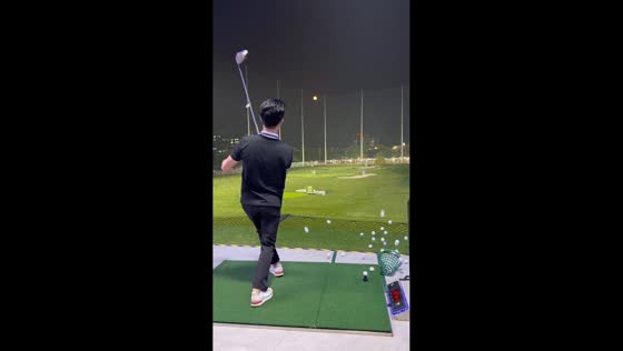 Man accidentally strikes a full basket of golf balls in Guangzhou, China