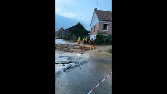 Rescue efforts in turbulent waters: a dramatic moment caught on video