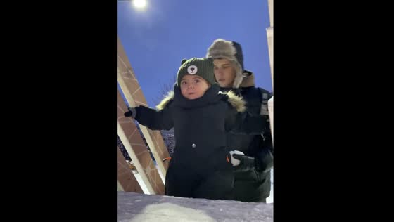 Dad falls while climbing children's slide with child: funny moment caught on camera