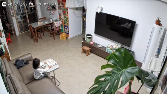 Indoor swing support breaks, causing man to fall in Hubei, China