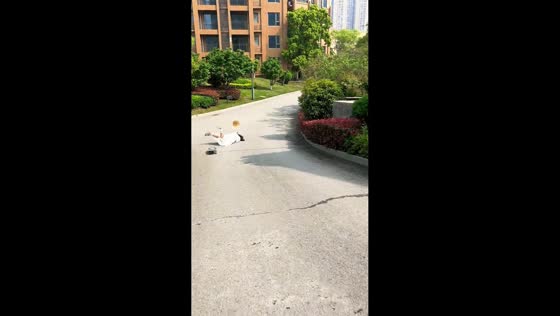 Woman falls while skateboarding downhill in Hubei, China