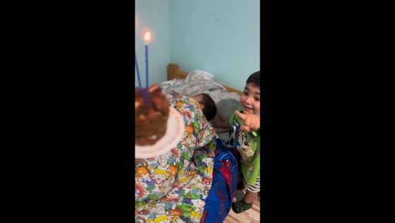 Younger brother excitedly wakes sibling for birthday surprise in Córdoba, Argentina
