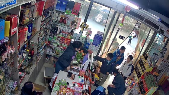 Store worker performs Heimlich maneuver to help choking boy in Hunan, China