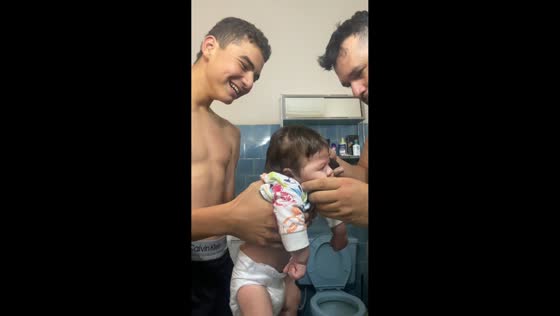 Mother unimpressed after baby’s head gets shaved in Maracaibo, Venezuela