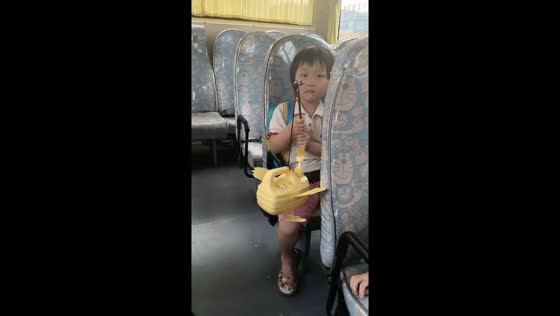 Preschool parent-child craft turns plastic container into festive chicken in Guangdong, China