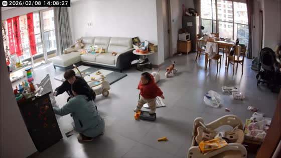 Young boy surprises adults with impressive balance on toy truck in Zhejiang, China