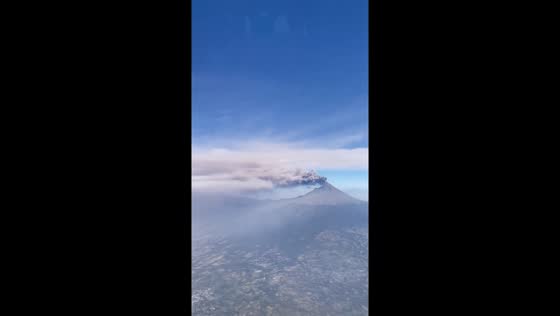 Popocatépetl's aerial view: passenger in AM 718 captures towering volcanic venting