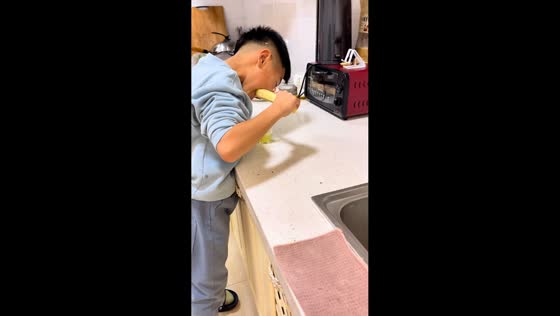 Boy makes fresh sugarcane juice with his teeth in Liaoning, China