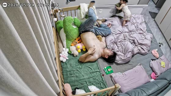 Toddler falls during playpen shake in Hunan, China