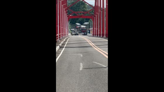 Biliran Bridge swings under vehicles, sparking safety concerns in Leyte, Philippines