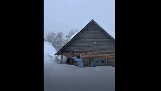 Person jumps from roof into deep snow in Xinjiang province, China