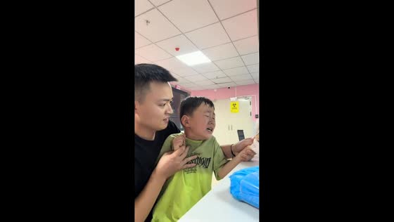 Boy falls while crying during minor treatment in Guizhou, China