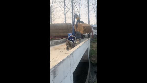 Hay unloading mishap near bridge in Henan, China