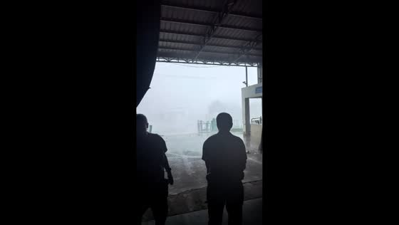 Heavy rain and strong winds batter parking lot in Liaoning, China