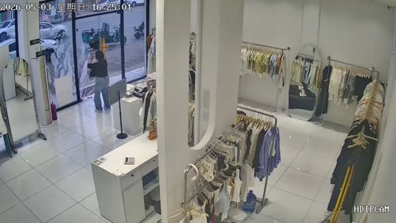 Strong winds shatter glass door of clothing store in Jinan, Shandong, China