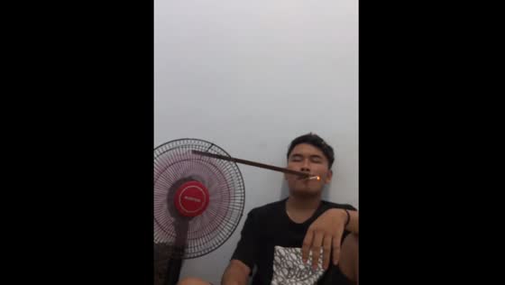 Man creates unusual cigarette “lifehack” using a fan in Madiun, Indonesia