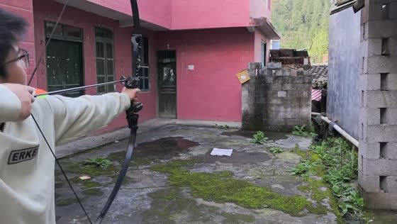Man startled after arrow bounces back during archery attempt in Chongqing, China