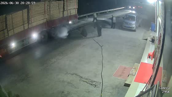 Shop owner helps extinguish truck fire in Hubei, China
