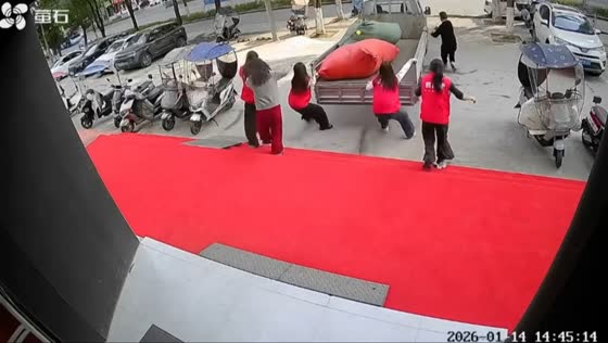 Unattended truck rolls forward, stopped just in time in Henan, China