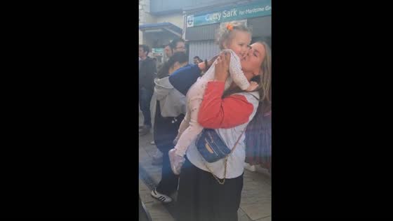 Heartwarming reunion: mother and daughter delighted in London