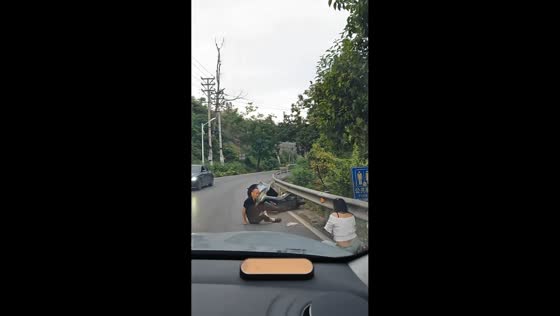 Electric scooter crashes into roadside barrier in Sichuan, China