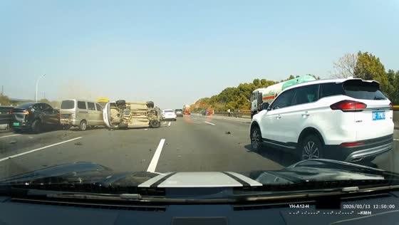 Speeding car triggers multi-vehicle crash in Yunnan, China