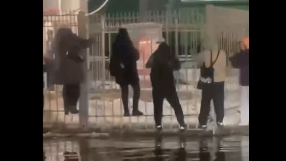 People in Moscow after warming and heavy rainfall in the morning get to the metro station