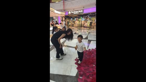 Boy accidentally holds stranger’s hand at mall in Jilin, China