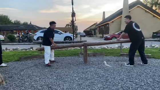 Man falls from log seesaw at playground in Zhejiang, China