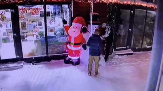 Men steal life-size Santa and snowman decorations in Izhevsk, Russia