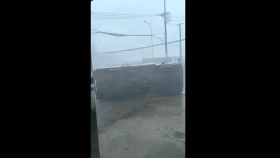 Super Typhoon Yagi causes truck to overturn in Hainan Province