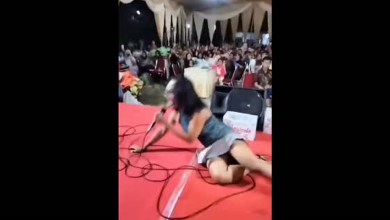 Young Dancer Falls: Remarkable Moment Captured on Stage in Indonesia