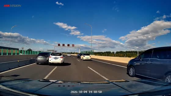 Man narrowly avoids stopped vehicle and pedestrian on highway in Beijing, China