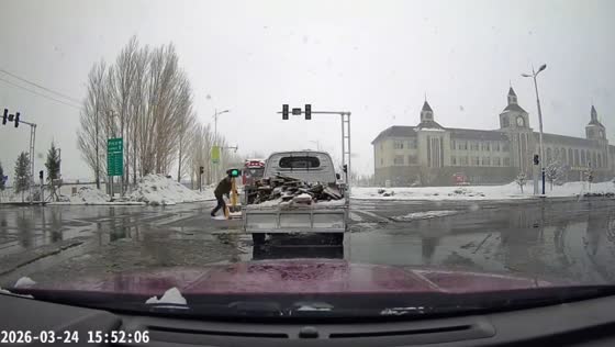 Driver humorously switches portable traffic light to green on snowy road in Xinjiang, China