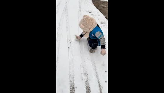 Dog snatches snowball from child in Shandong, China