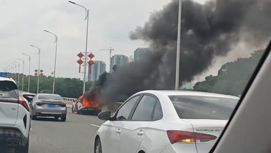Vehicle fire sends thick smoke over Hero Bridge in Nanchang, Jiangxi, China