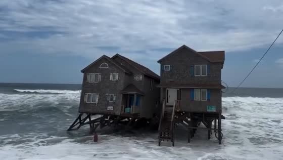 Oceanfront house collapses into ocean in Rodanthe, North Carolina