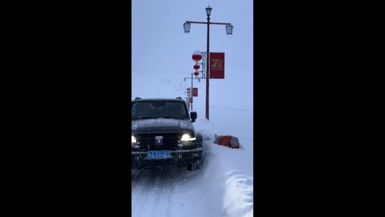 Man slips off car roof during snow jump attempt in Xinjiang, China