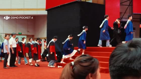 Lost shoe creates funny moment during graduation ceremony in China
