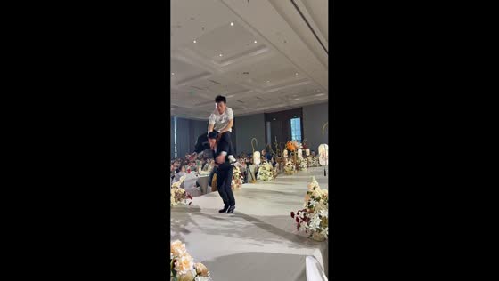 Man jumps on groom during wedding entrance in Shandong, China