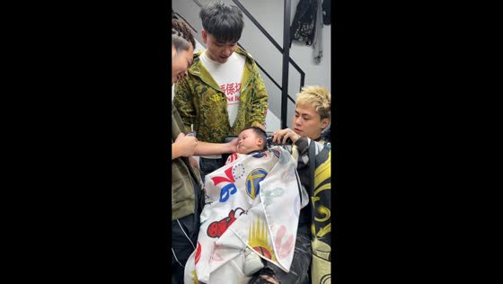 Toddler gets playful haircut with alternating barbers in Guangdong, China