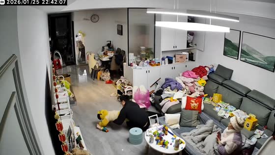 Father narrowly avoids child’s head hitting floor after sudden trip in Hunan, China