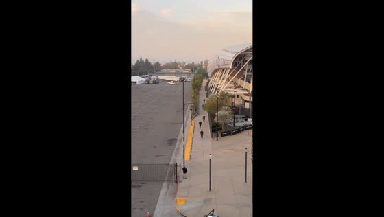 Suspect outruns multiple police in foot chase in Los Angeles, USA
