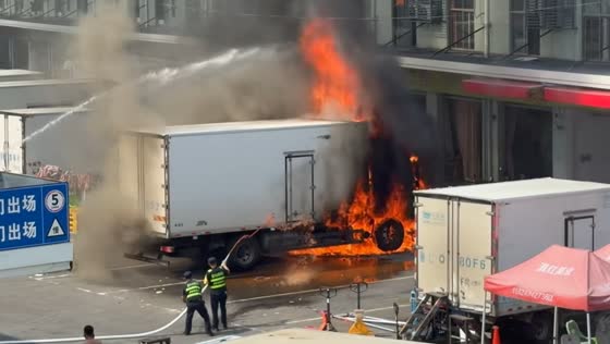 Truck engulfed by massive blaze in Zhejiang, China