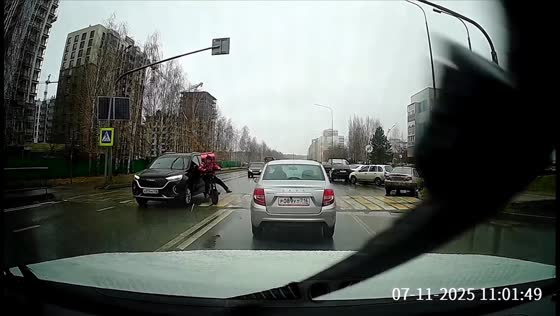Delivery courier narrowly avoids fall after collision at crosswalk in Naberezhnye Chelny