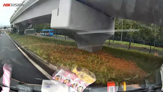 Car crashes into concrete road beam after repeated lane changes on highway in Sichuan, China