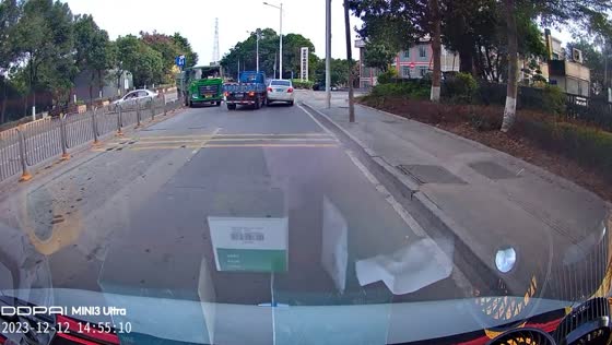 Video captures collision as green truck sudden lane intrusion leads to accident in Guangdong, China