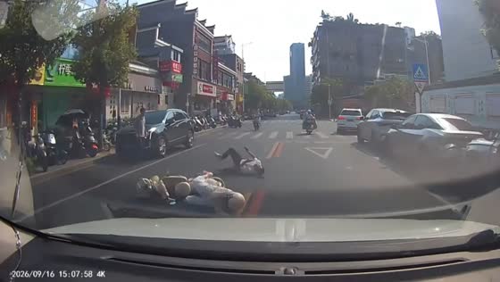 Pedestrian and e-scooter rider collide during sudden road crossing in Jiangxi, China